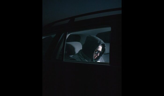 There are many idiots who wear dark sunglasses at night!