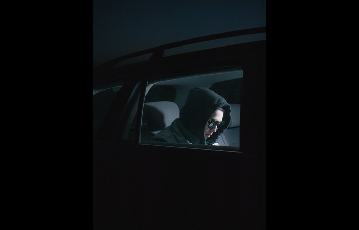 There are many idiots who wear dark sunglasses at night!